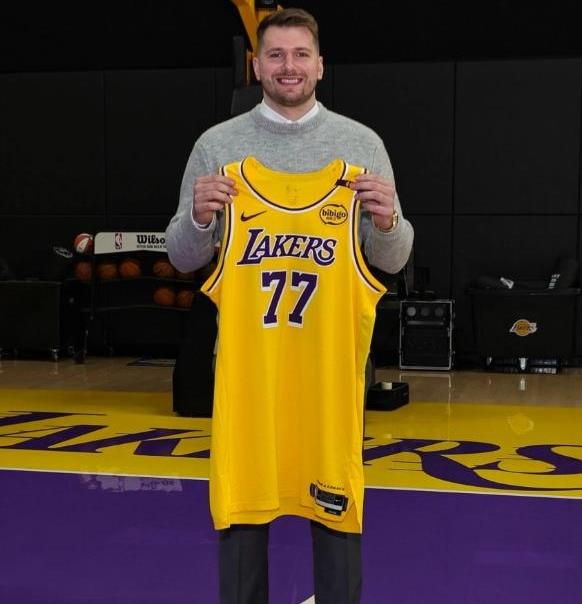  东契奇绝杀带走胜利,21岁首次季后赛已比肩传奇 