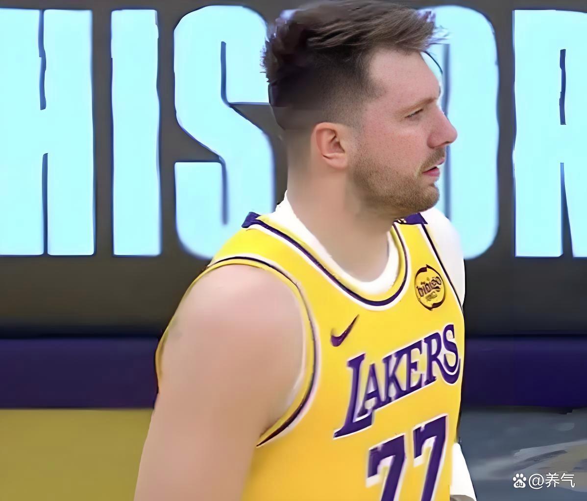  东契奇绝杀带走胜利,21岁首次季后赛已比肩传奇 